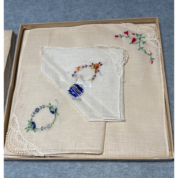 Vintage Handkerchief Set W/ Embroidered Floral Patterns Crochet Lace Edges Origi - Picture 1 of 8